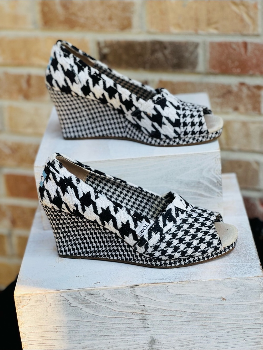 Toms Black and White Houndstooth Peep-Toe Wedge Sz 9